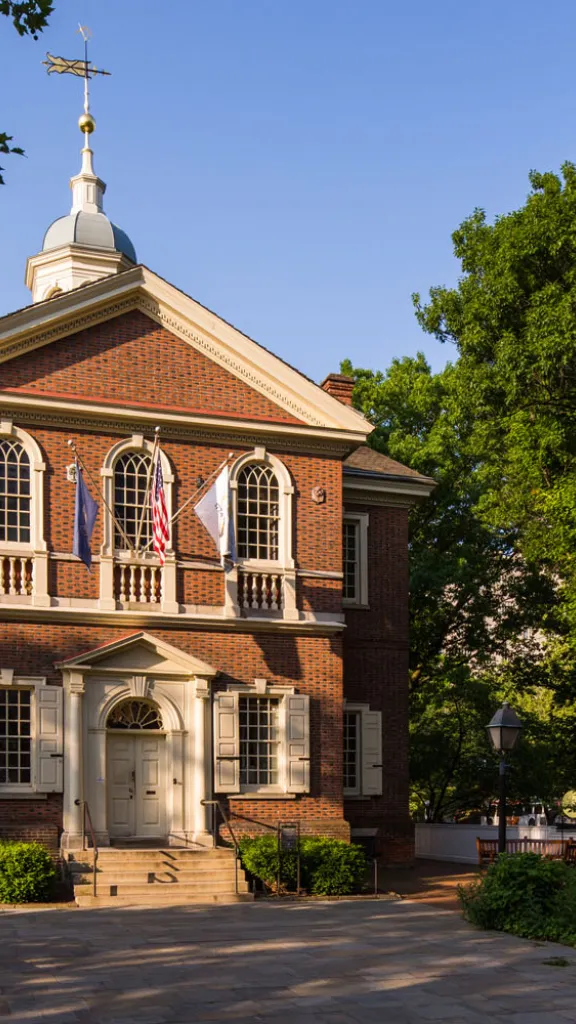 Photo of outside of Carpenters' Hall (a red brick building)